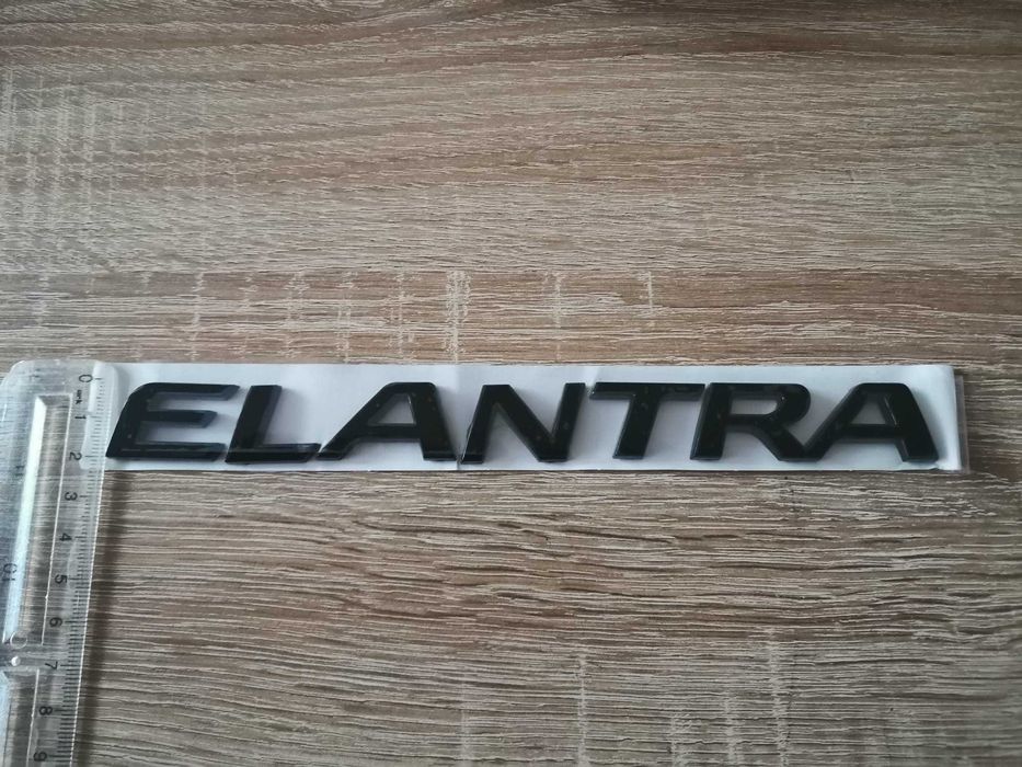 черен надпис Hyundai Elantra