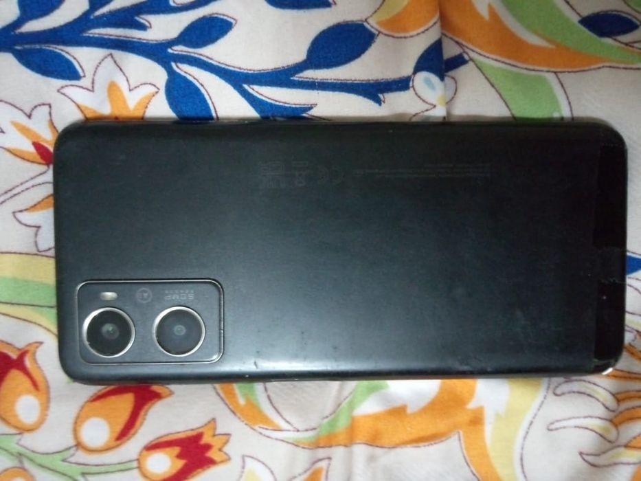 Продаётся сотовый телефон.