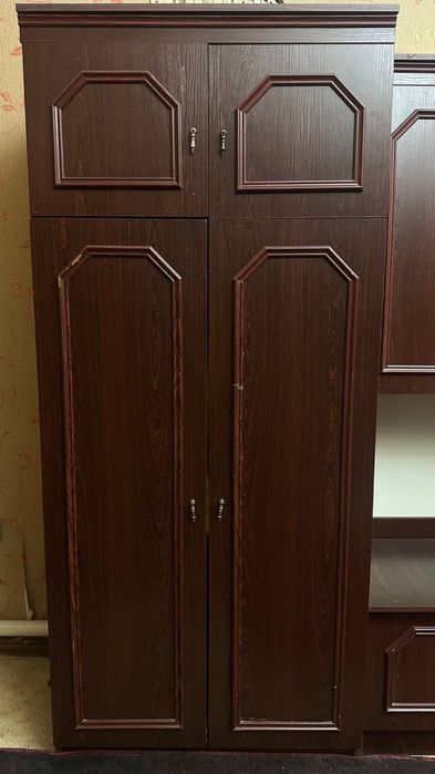 Деревянный шкаф