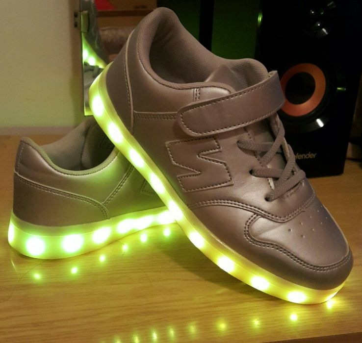 Светодиодные кроссы/сникерсы серебристого цвета, 36 р-р!