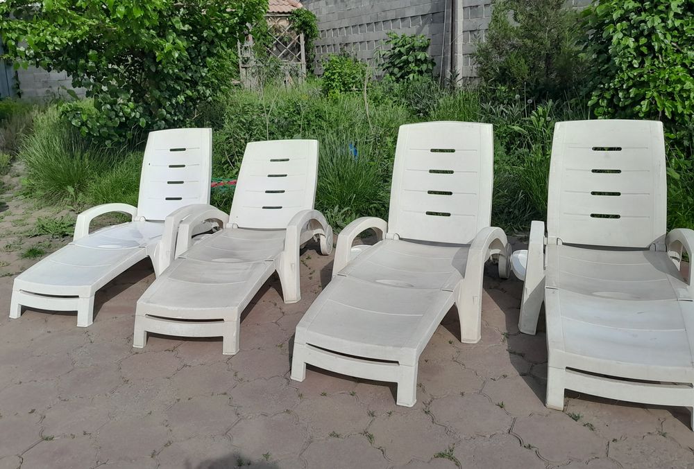 Шезлонги пластиковые для СПА зоны