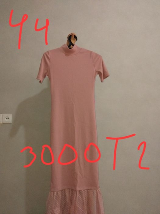 Нови көйлектер  текеткісі бар