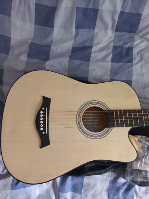 Gitara sotiladi yap yangi hatto chalinmagan. Pul zarur bolib qoldi