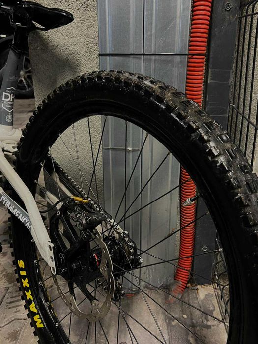 Продавам Downhill колело Commencal Supreme V4