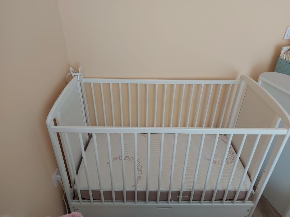 Бебешко легло от бор Baby needs с чекмедже