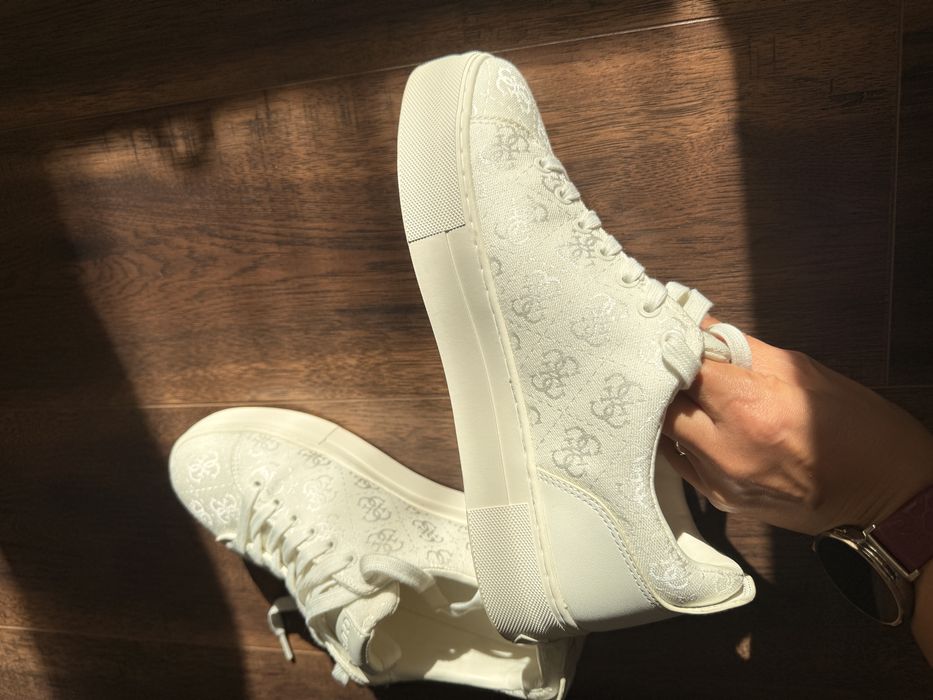 Бели дамски кецове Guess 39номер