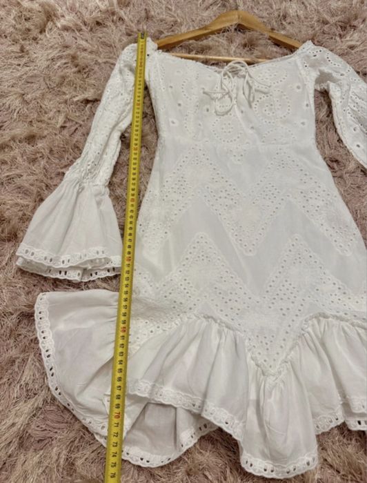 Rochie albă din broderie spartă englezească volanase maneci bufante XS