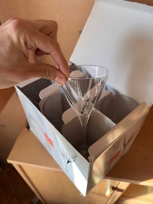 Чисто нови чаши и сервизи