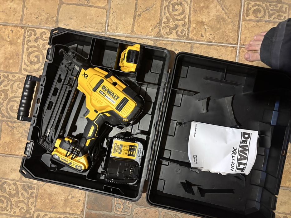 Гаоздезабивный пистолет DeWALT DCN660D2