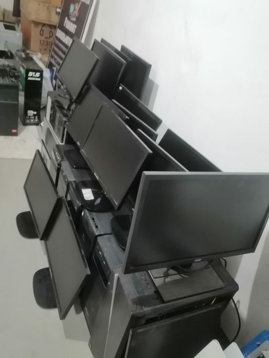 Срочно продаются мониторы разные