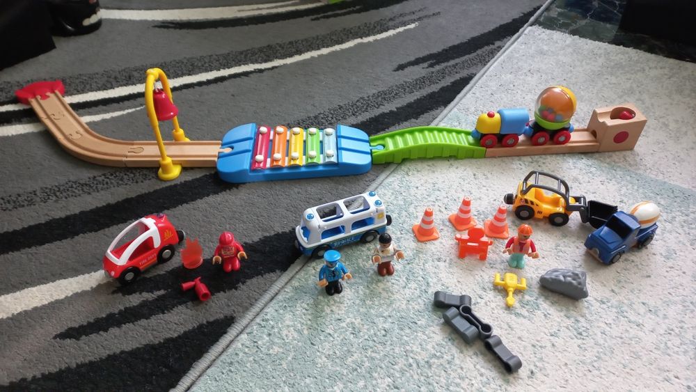 Дървени релси и влакче на батерии,строителна площадка,пожарна,и др.