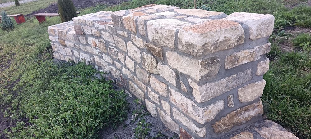 Vând piatră cioplită ideală pt fațade, garduri, beciuri, etc.