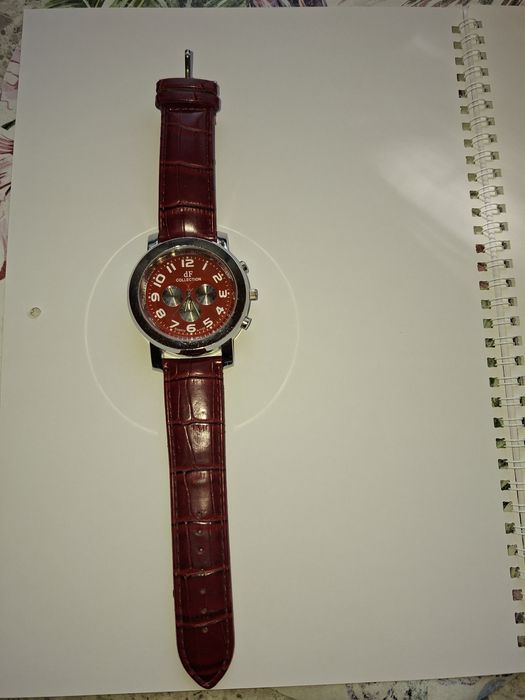 Елегантен кварцов дамски часовник от дизайнер  колекция  bF colektion.