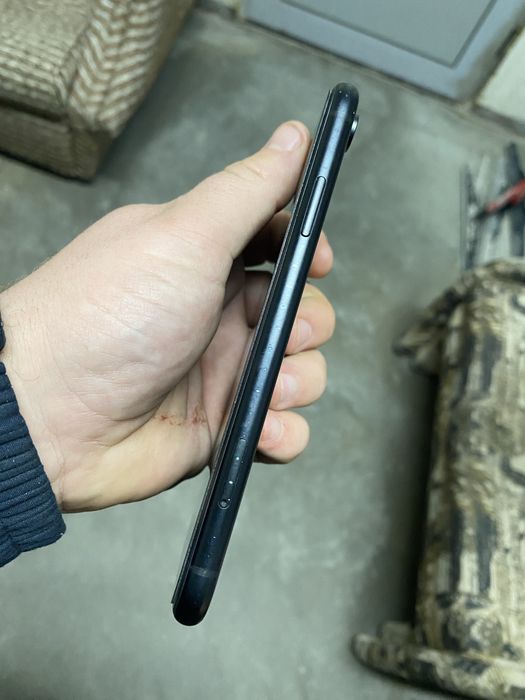 Продавач IPhone XR