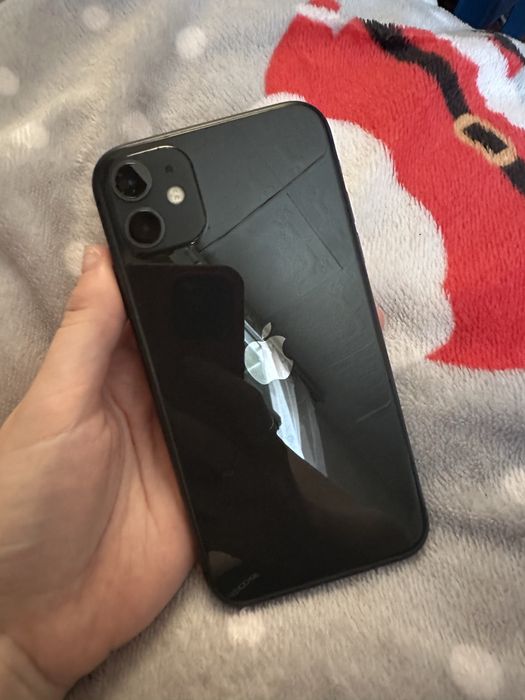 Продам 11 айфон акб 81 % 64 гб