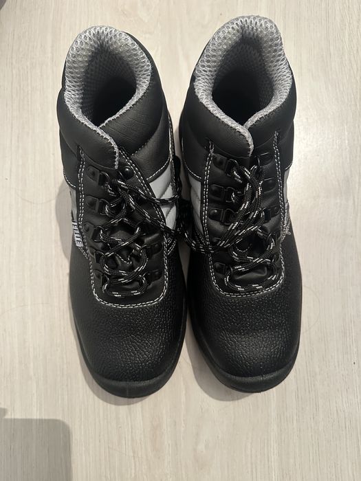 Продам спец ботинки