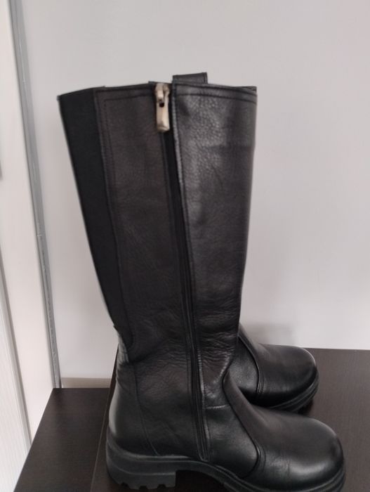 Кожени нови ботуши .