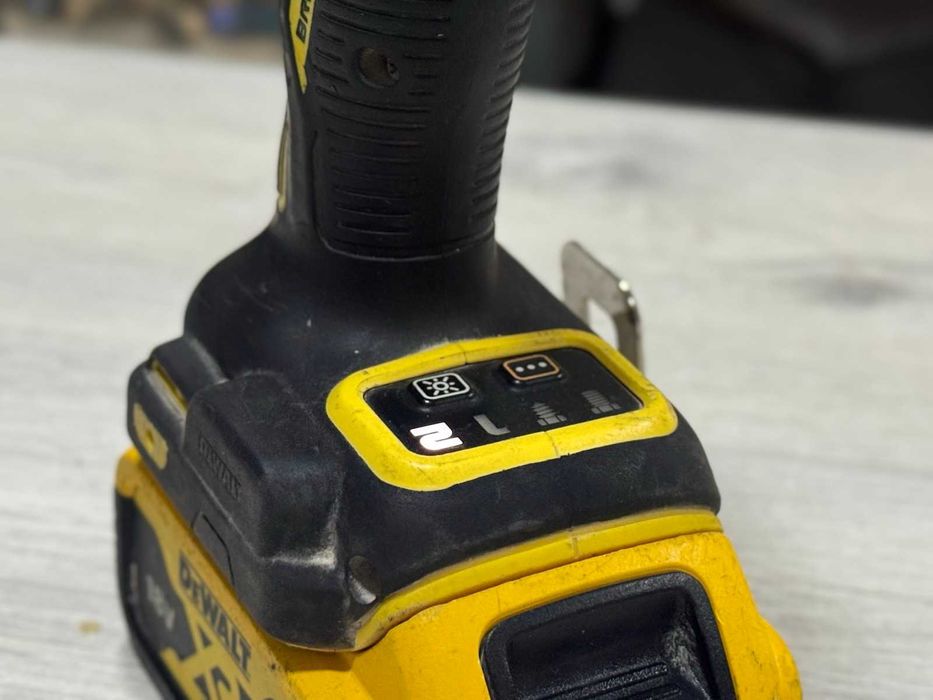 Акумулаторен ударен гайковерт DeWalt DCF922 с батерия 5Ah