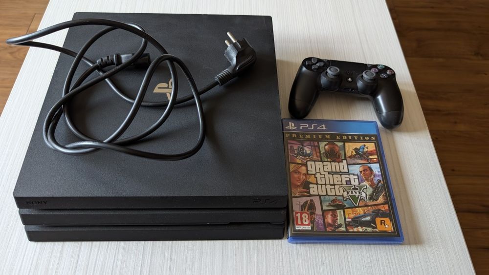 PS4 Pro 1T cu un controler joystick
