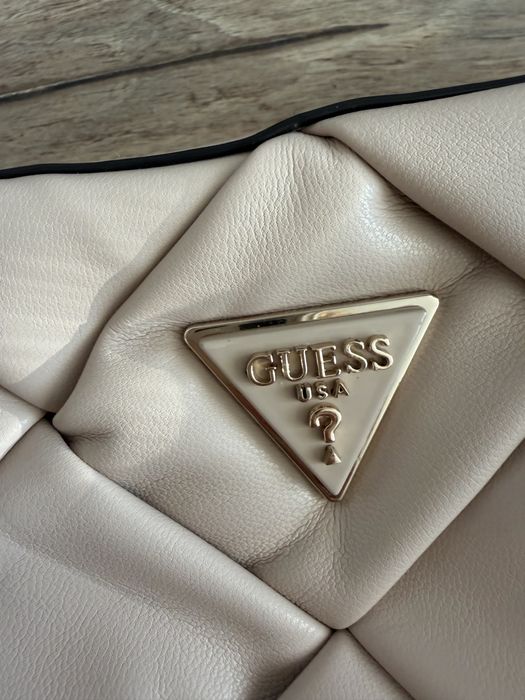 Нова бежова чанта Guess