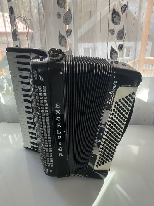 Vand sau schimb acordeon Excelsior!
