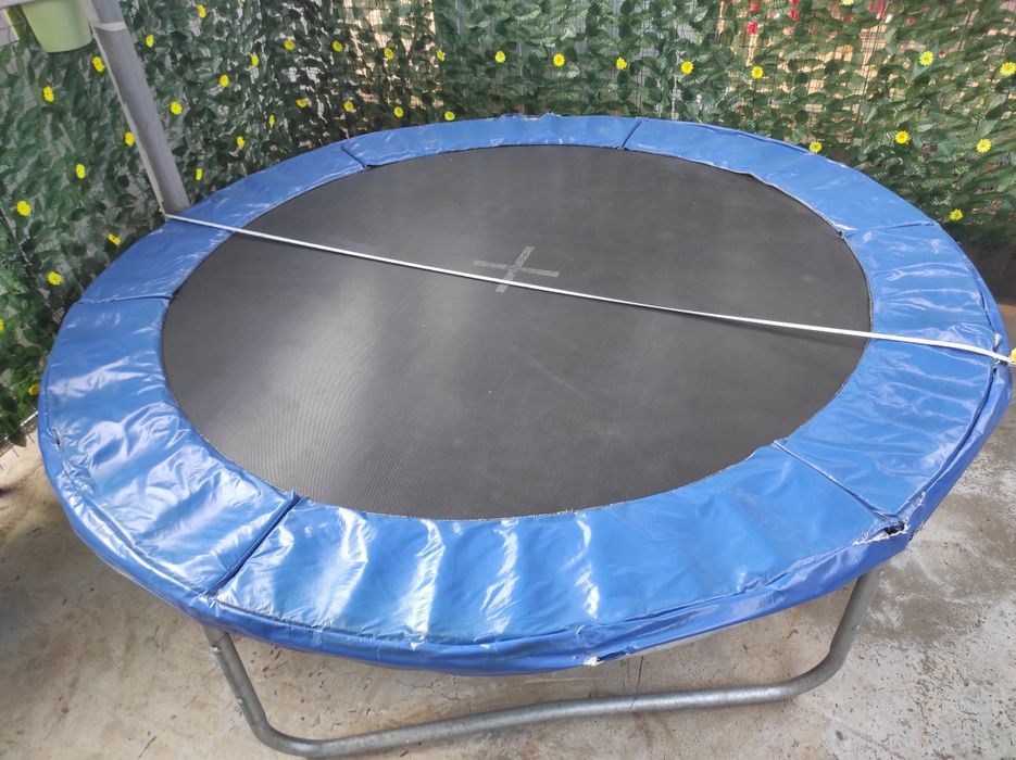 Vând trambulina max 120 kg 250 cm diametru