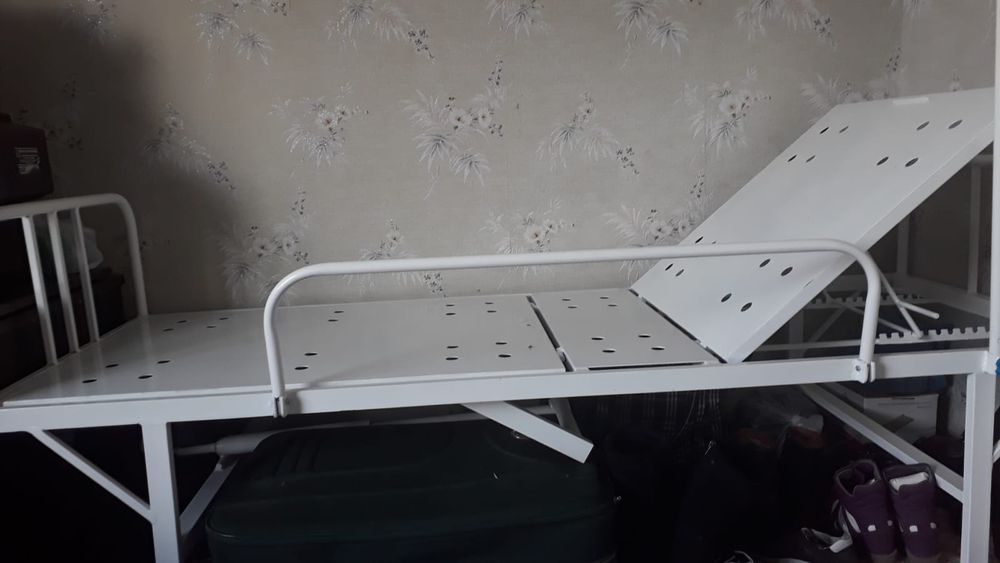 Кровать для лежаших больных.