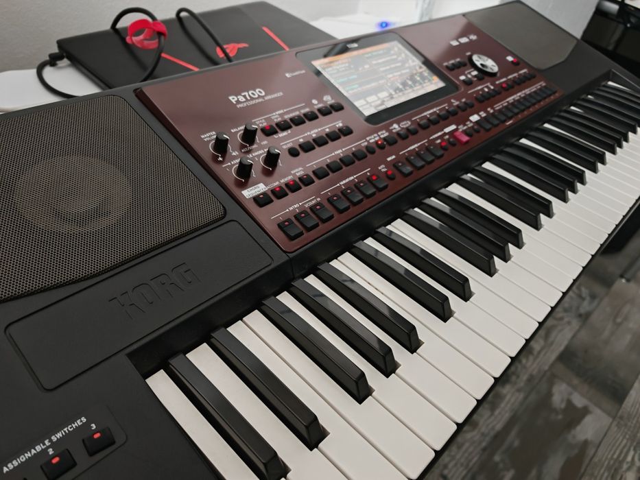 Vând clapă Korg PA700