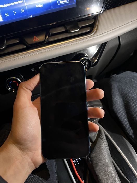 Продам Айфон 13 в хорошем состояний