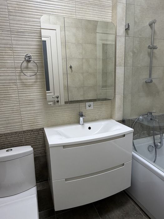 Продам раковину с тумбой + зеркальный шкаф