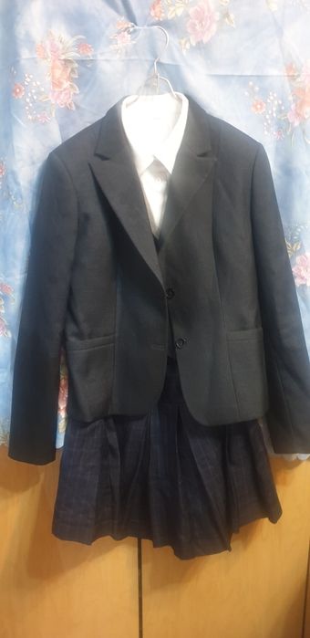 Рубашки и кофты белые  .