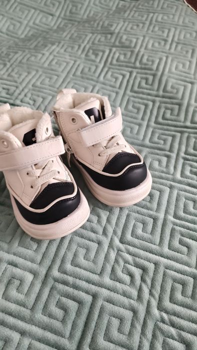 Продам детские ботинки