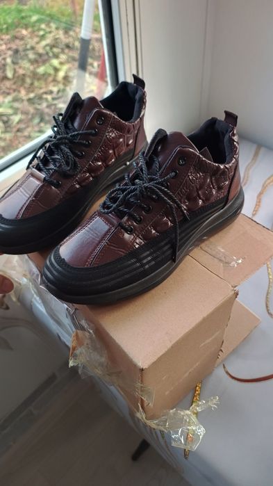 Мужские Кроссовки 42 размері.