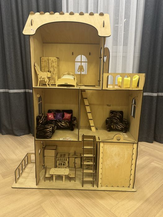 Деревянный домик для кукол