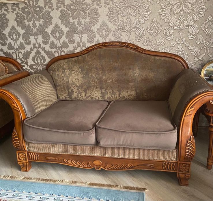 Стол со стульями и диван