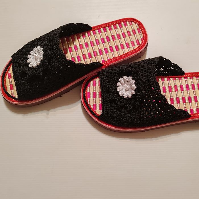 Қолдан тоқылған аяқ киімдер.