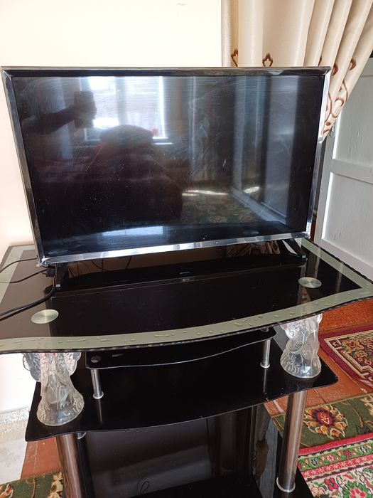 В хорошем состоянии телевизор вместе с подставкой