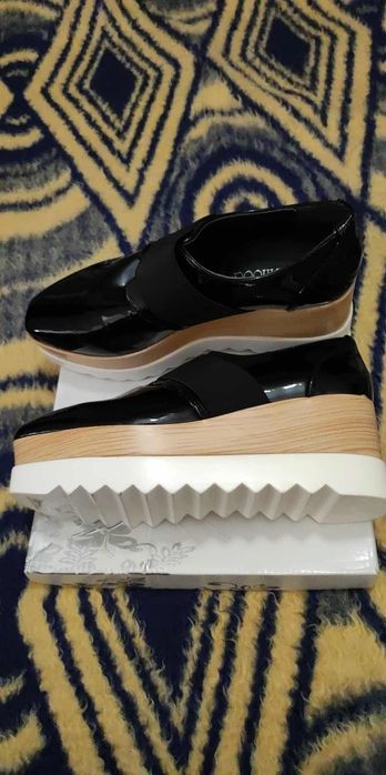 Дамски обувки на платформа