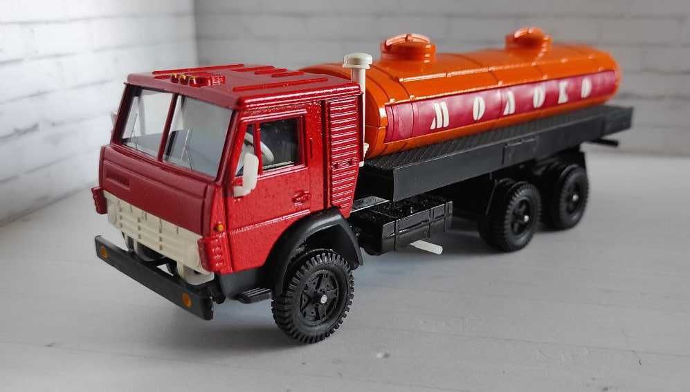 Продам советские модели автомашин в масштабе 1/43. Металлические.