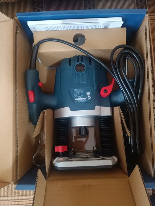 Bosch - GOF 130 - Mașină de frezat, 1300W, 6, 8mm + accesorii
