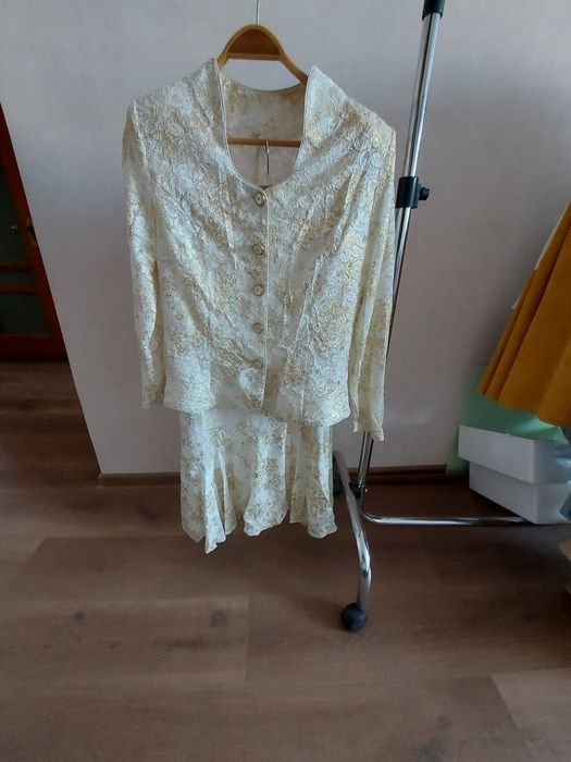 Продам костюм с юбкой.