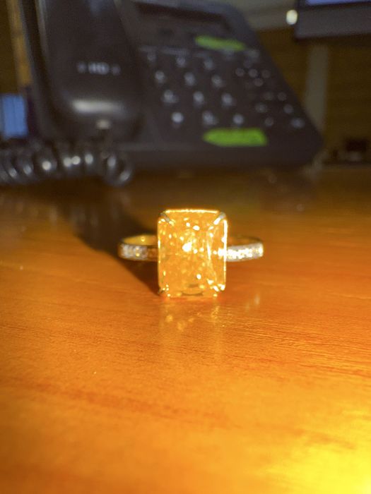 Продам золотое кольцо с бриллиантами