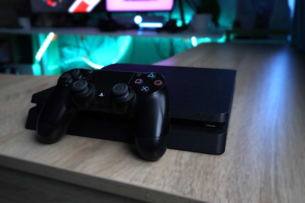 ПРОМО! Пълен гейминг пакет: PlayStation 4 Slim 500GB + Оригинален контролер + Подарък всички необходии кабели и 5 Игри!