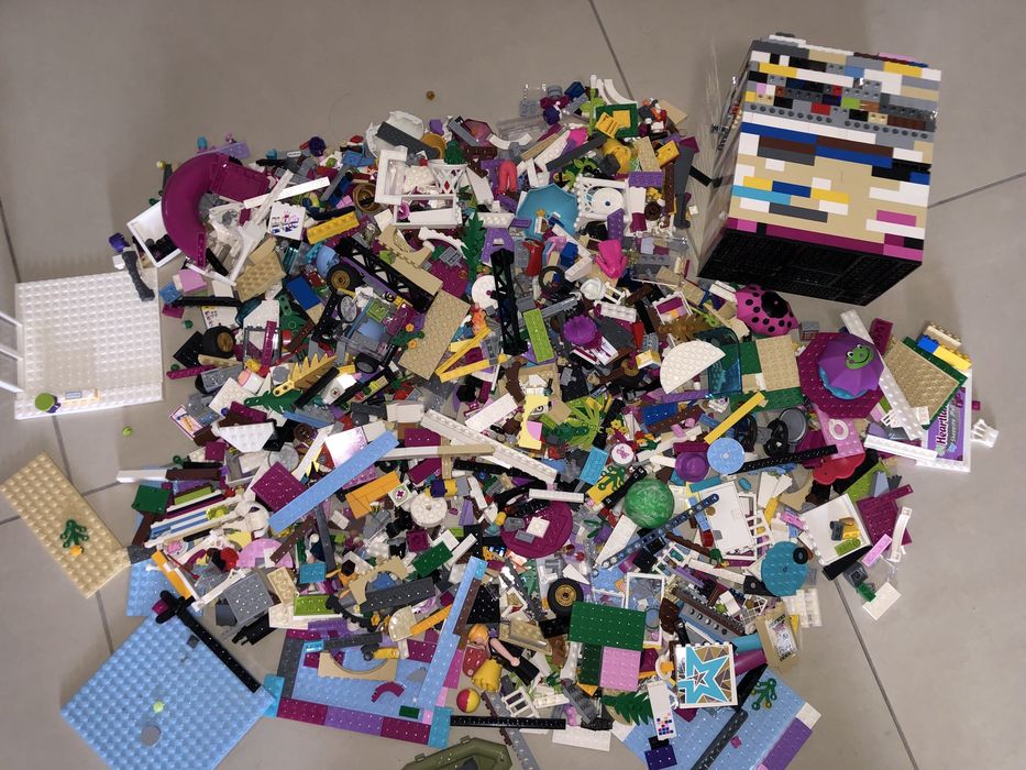 Set piese Lego original, estimez ca sunt cateva sute de piese (provin de la cca. 15 Lego-uri)