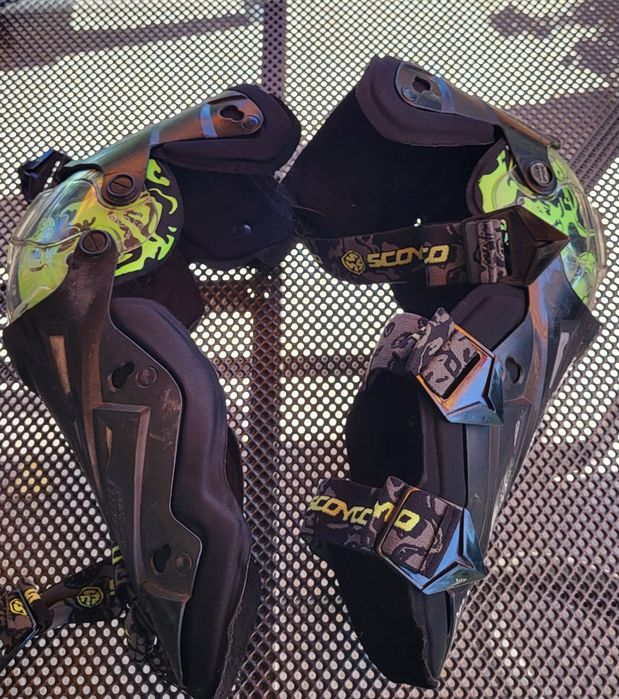 Предпазни кори за коленете на мотористи