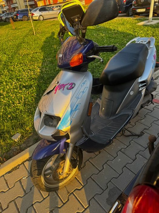 Dau spre vanzare 2 scutare un rdb și un sim   cu motoare de 49 si setu