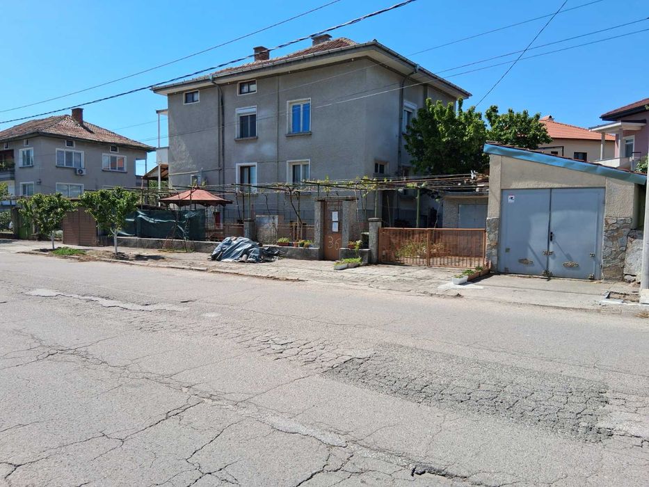 Продава етажи от къща в гр. Баня