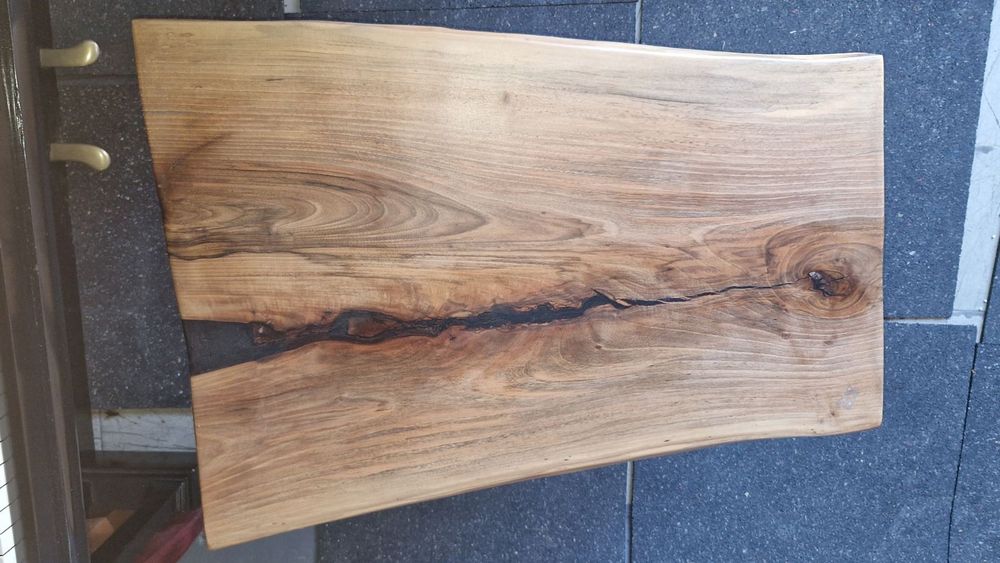 Плот за маса от орех с черна епоксидна смола