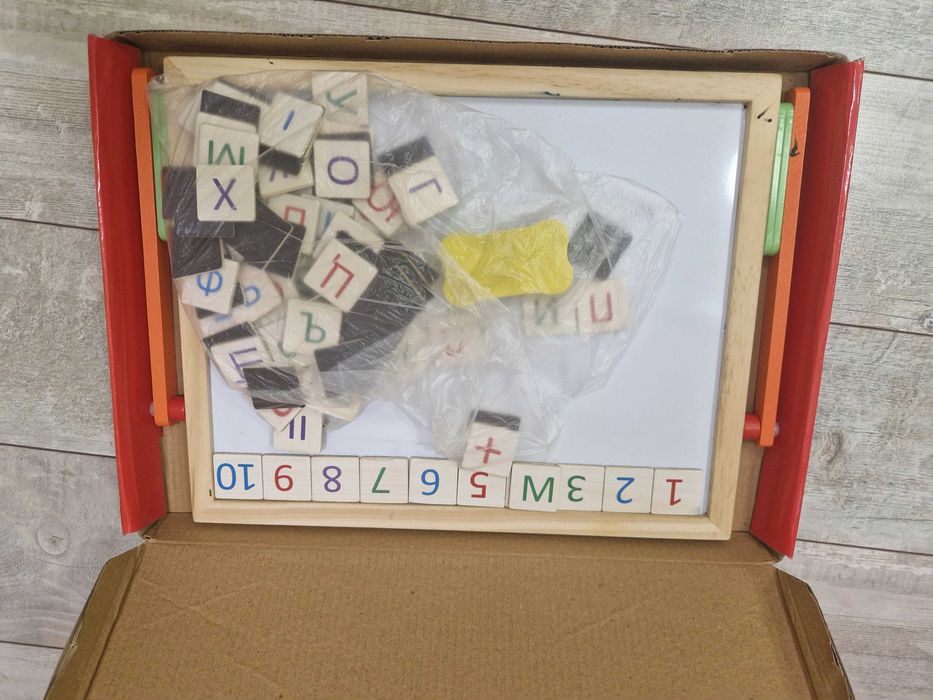 Детски играчки и книги