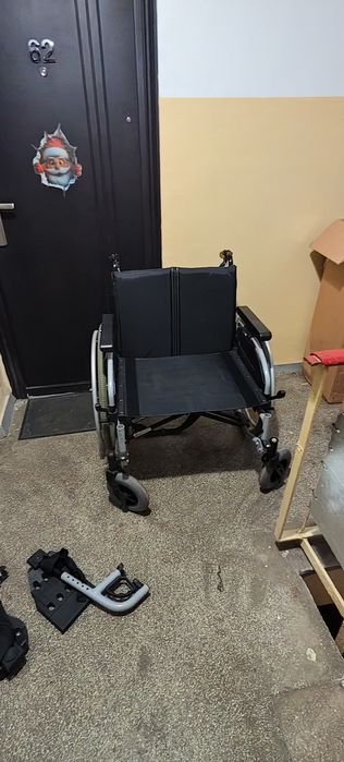 Vând scaun cu rotile pt persoane cu dizabilități